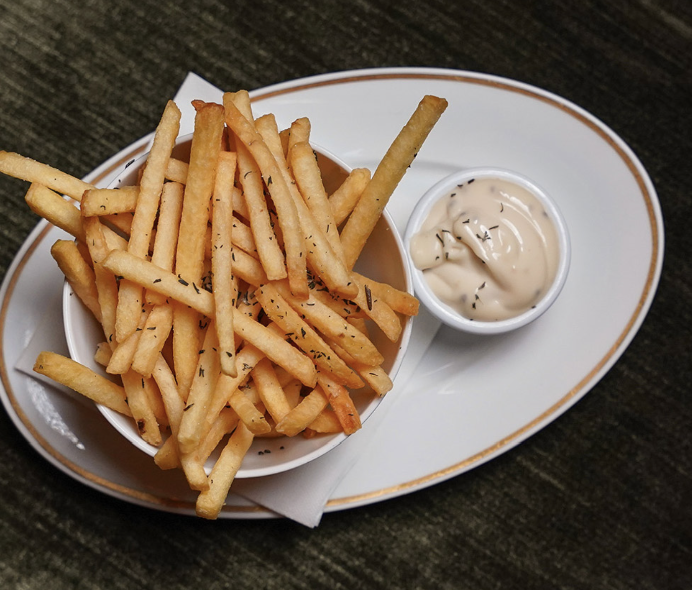 Goudbruine krokante Franse friet met kruiden en bistro-mayonaise