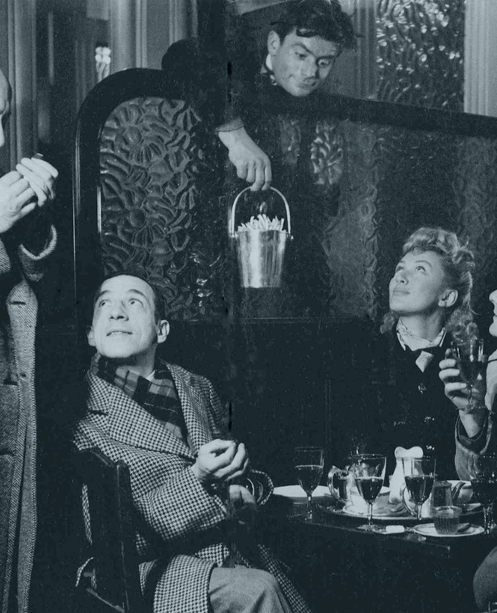 Klassiek Frans bistrotafereel waar verse friet wordt geserveerd